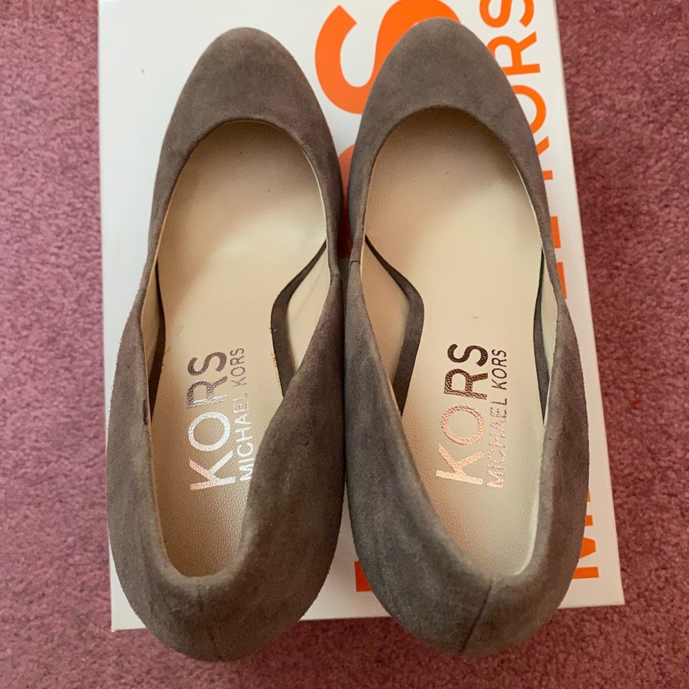 KORS Michael Kors Grey Suede Natural Snake Pumps 8 - Picture 7 of 13